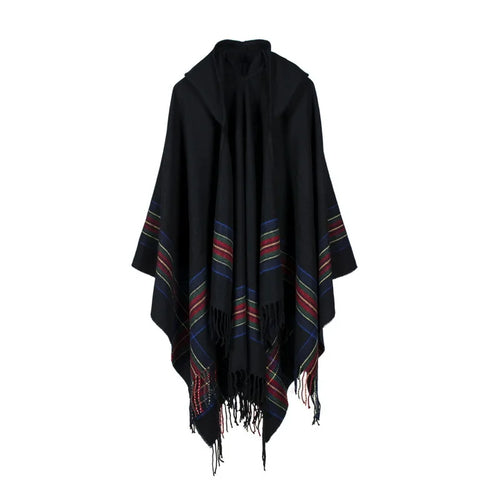 Cape poncho noire à capuche, fines rayures colorées en bas et franges nouées