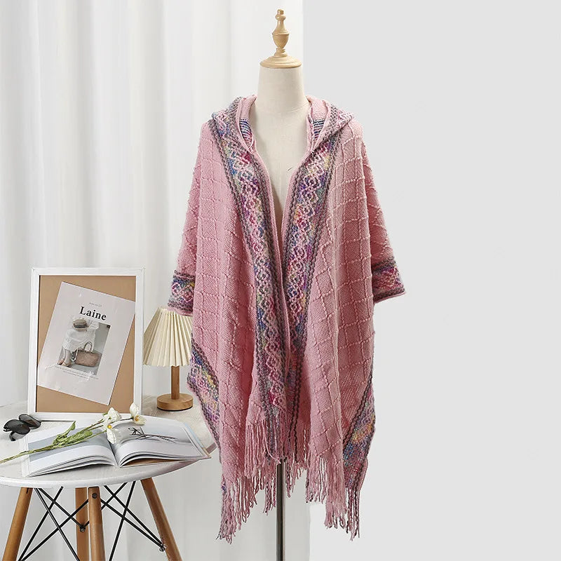 Cape poncho rose à capuche et franges, bandes tissées multicolores, présentée sur buste