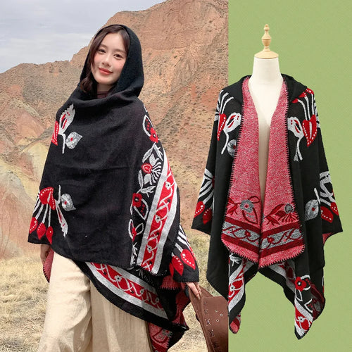 Cape poncho noir à fleurs rouges et blanches, portée capuche relevée puis vue sur buste