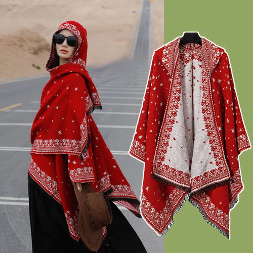 Cape poncho rouge semée d'étoiles, portée capuche relevée, doublure écrue visible à l'ouverture