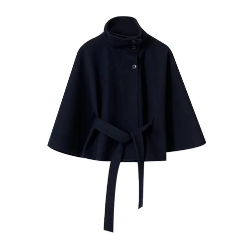 Cape poncho bleu marine à col montant boutonné et ceinture nouée, à plat sur fond blanc