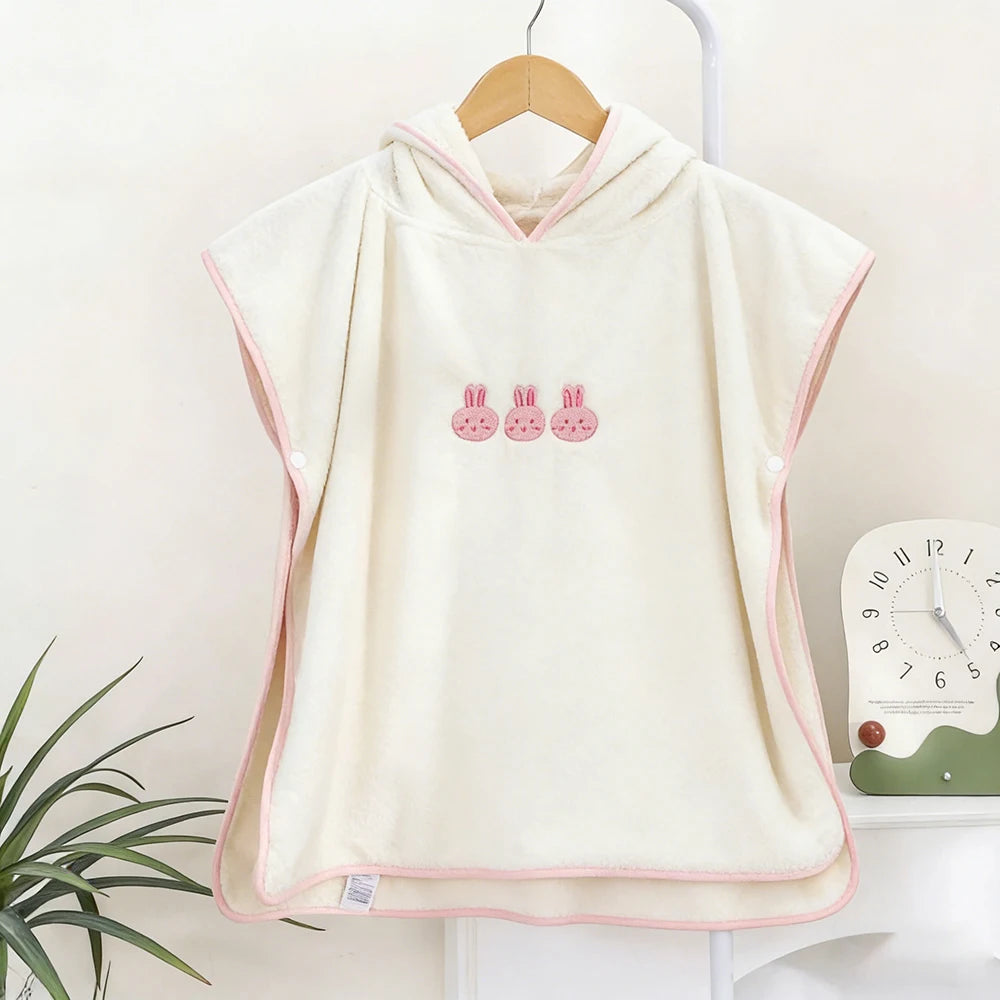 Écru à capuche, biais rose et broderie de trois lapins, sur cintre