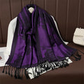Poncho écharpe violet à roses noires, bordure contrastée et franges denses à l'ourlet