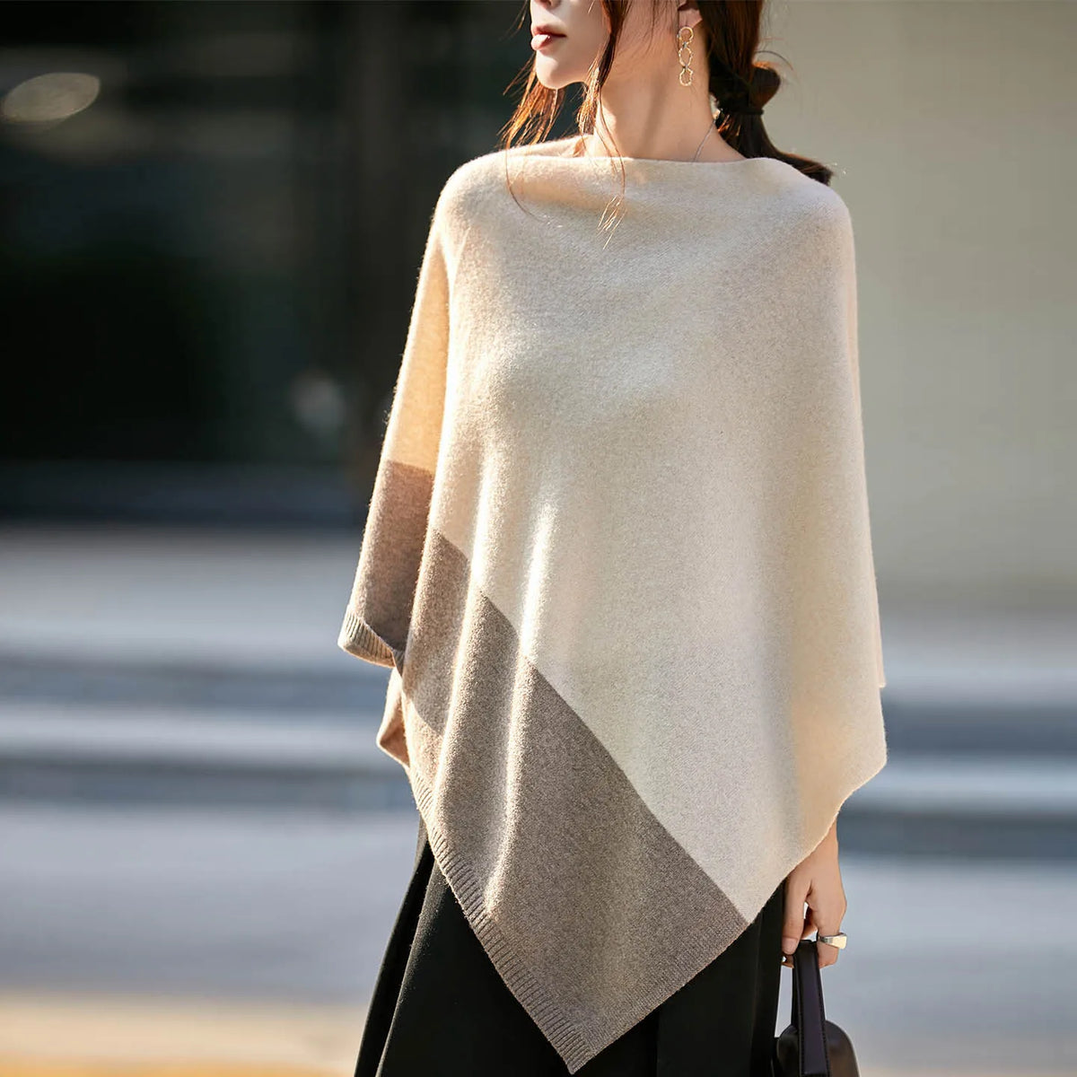 Poncho beige à panneau taupe porté de face, encolure bateau et bas en pointe asymétrique