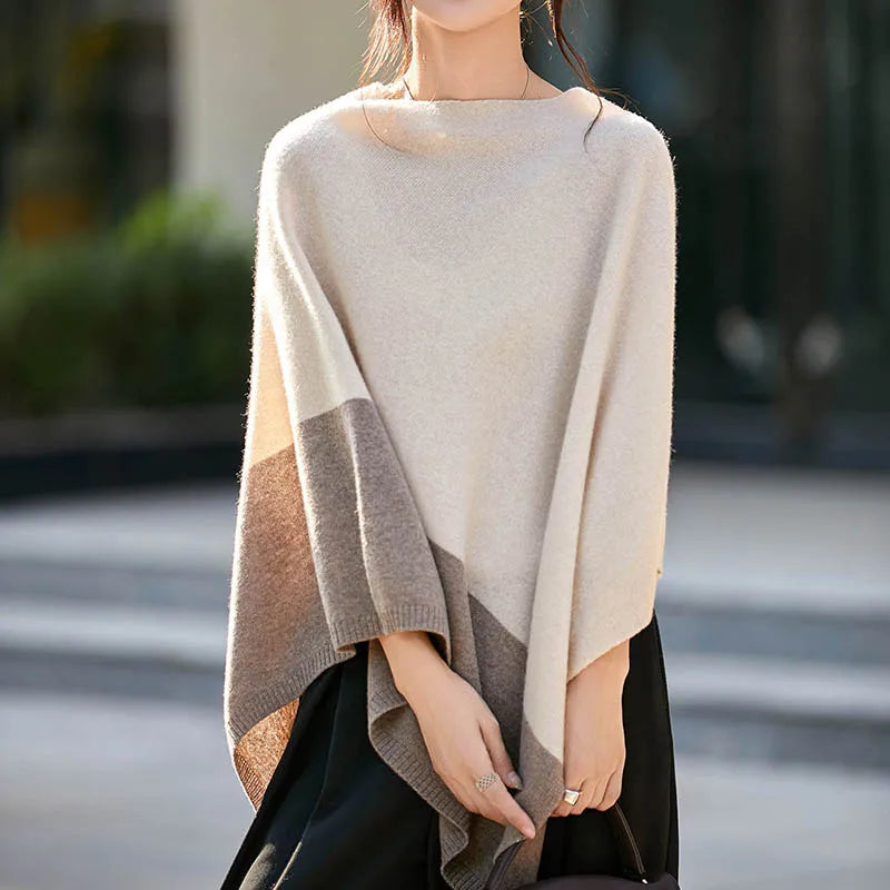 Poncho écru à panneau camel, encolure bateau souple et manches larges, vue de face