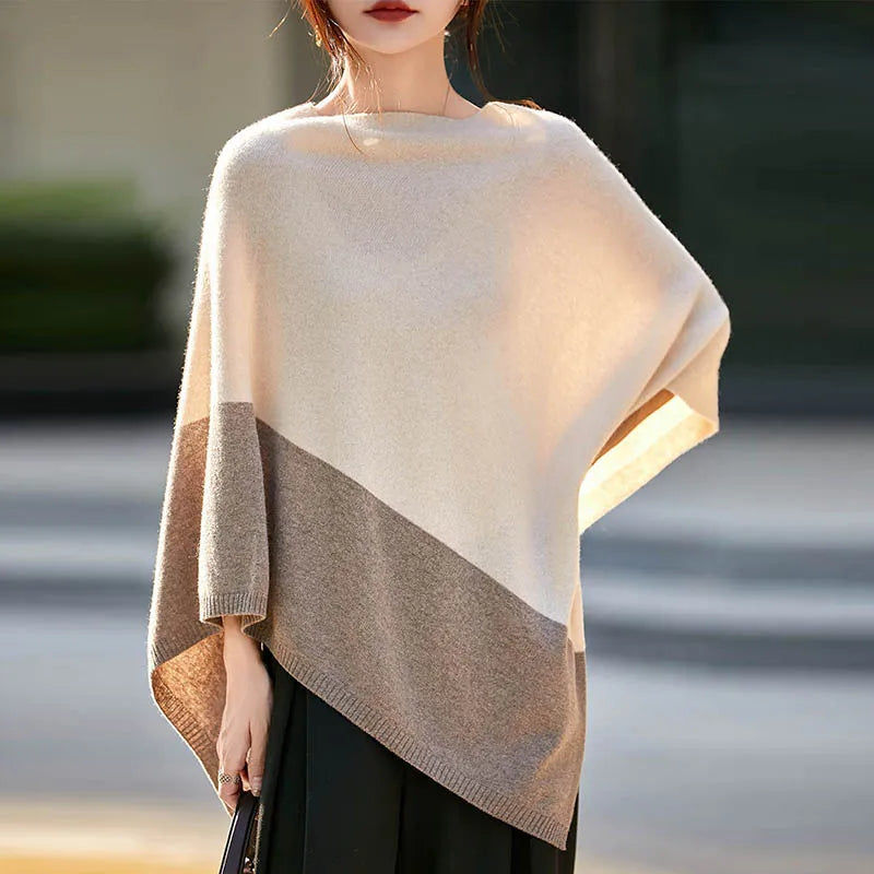 Poncho écru à panneau taupe contrasté, manche ample et ourlet oblique, porté en extérieur