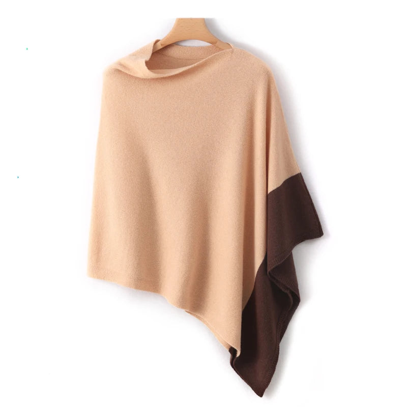 Poncho court camel à panneau brun contrasté, col bateau, présenté sur un cintre en bois