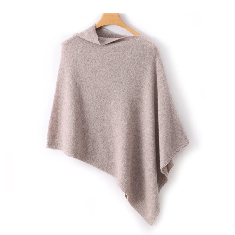 Poncho court camel sur cintre en bois, col bateau souple et ourlet en pointe asymétrique