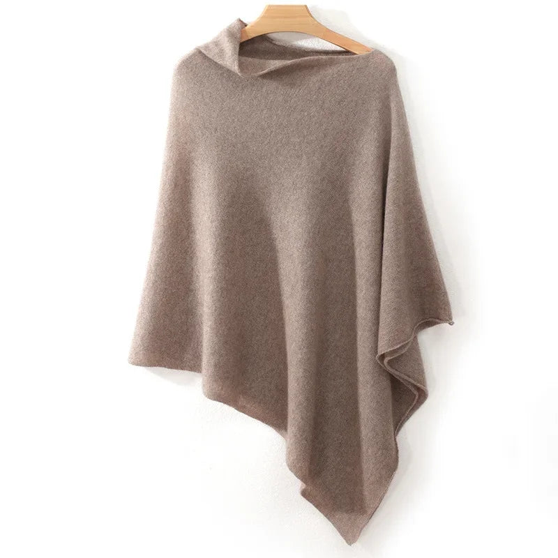 Poncho court taupe sur cintre, col bateau largement ouvert et ourlet asymétrique