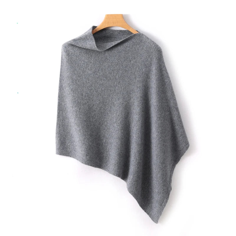 Poncho court gris chiné sur cintre, col bateau souple et pointe descendant sur le côté