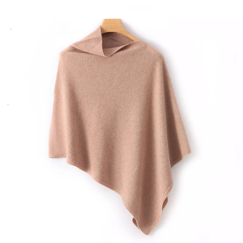Poncho court camel doré suspendu, encolure bateau roulée et bas oblique sur fond blanc