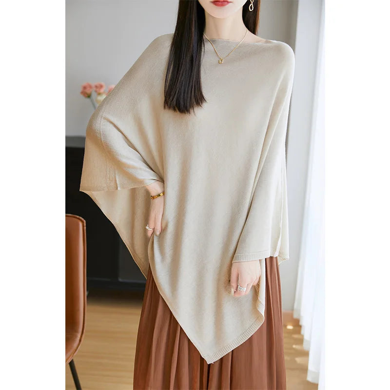 Poncho maille fine beige thé au lait, manches chauve-souris et ourlet en pointe