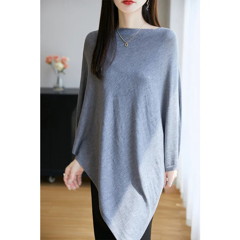Poncho femme en maille fine gris fumé, coupe asymétrique et encolure dégagée