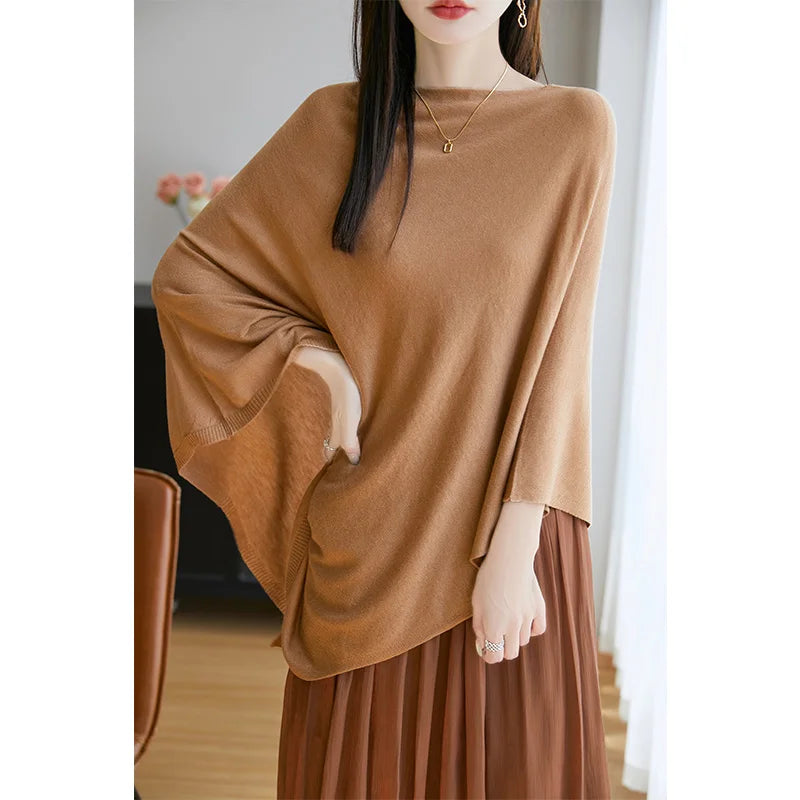 Poncho femme coloris kaki en maille fine, coupe oblique et large emmanchure