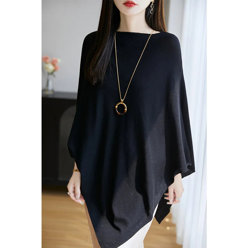 Poncho noir en maille fine, pointe asymétrique sur le devant et encolure dégagée