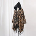 Poncho à capuche jacquard noir et camel, motifs baroques et franges au bas des pans