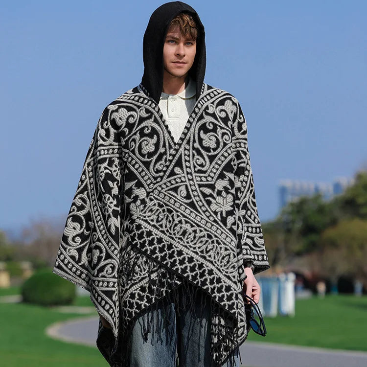Poncho homme à capuche relevée, jacquard baroque noir et écru, franges au bas des pans