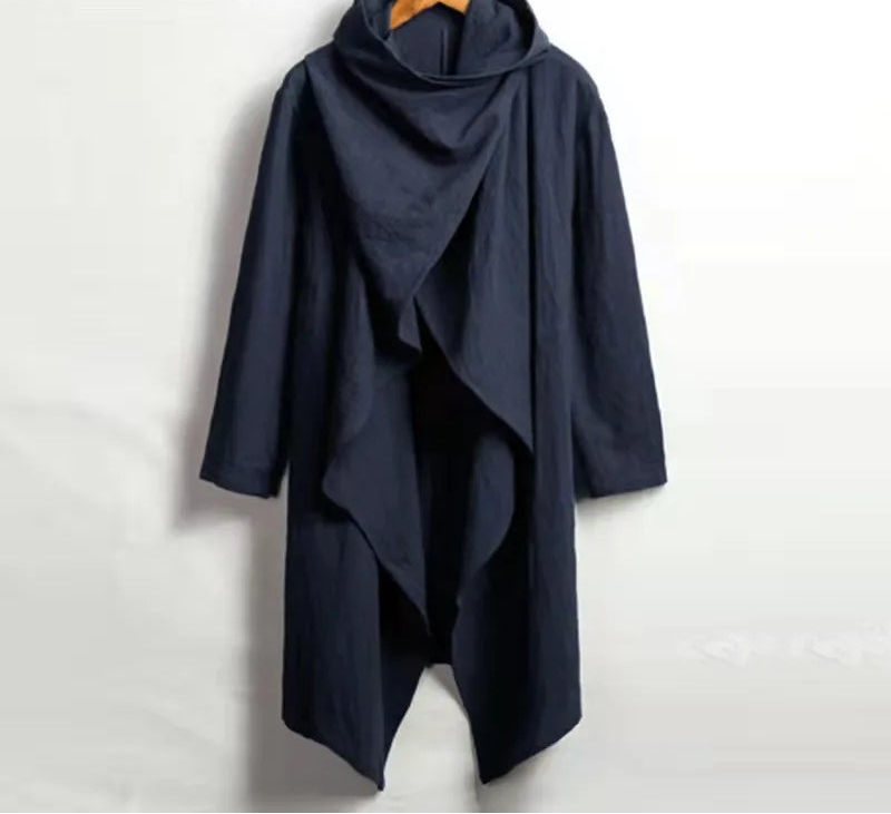 Poncho homme bleu marine à col drapé haut, sur cintre, tissu froissé et coupe ample