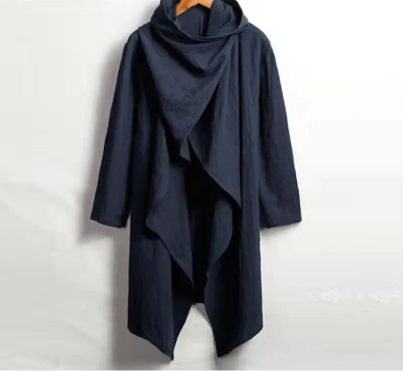 Poncho homme bleu marine sur cintre, large col souple et devant croisé retombant