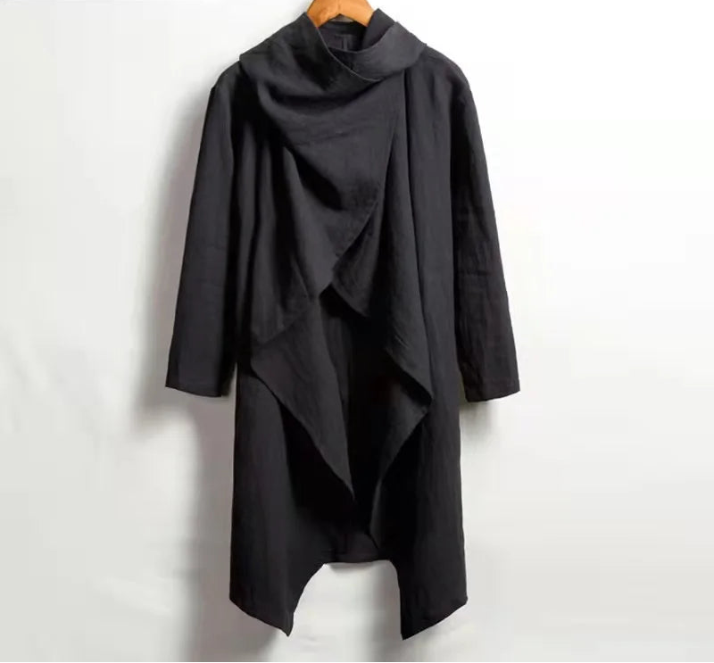 Poncho homme noir sur cintre, col drapé volumineux et pans superposés sur le devant