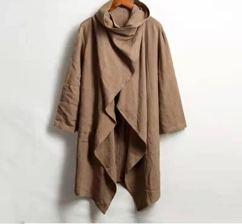 Poncho homme beige sur cintre, col drapé enveloppant et bas irrégulier, vue de face