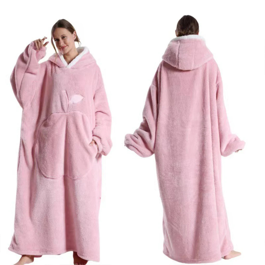 Poncho plaid rose à capuche bordée blanc, grande poche pomme et coupe longue, deux vues