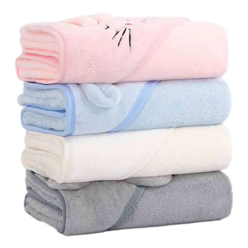 Pile de quatre exemplaires pliés, coloris rose, bleu, écru et gris